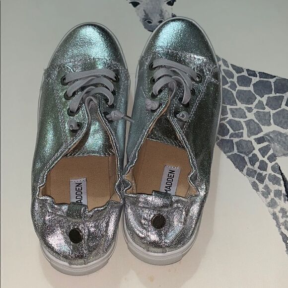 Steve Madden silver shiny sneakers 7M - Picture 2 of 5